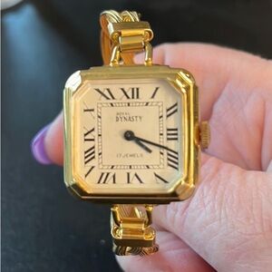 Vintage Royal Dynasty 17 Jewel ladies mechanical watch - runs well